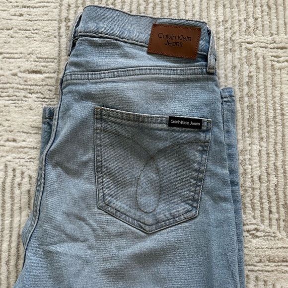 VINTAGE CALVIN KLEIN JEANS size 28 SUPER HIGH RISE WIDE LEG JEAN (LIGHT WASH) - Picture 5 of 7